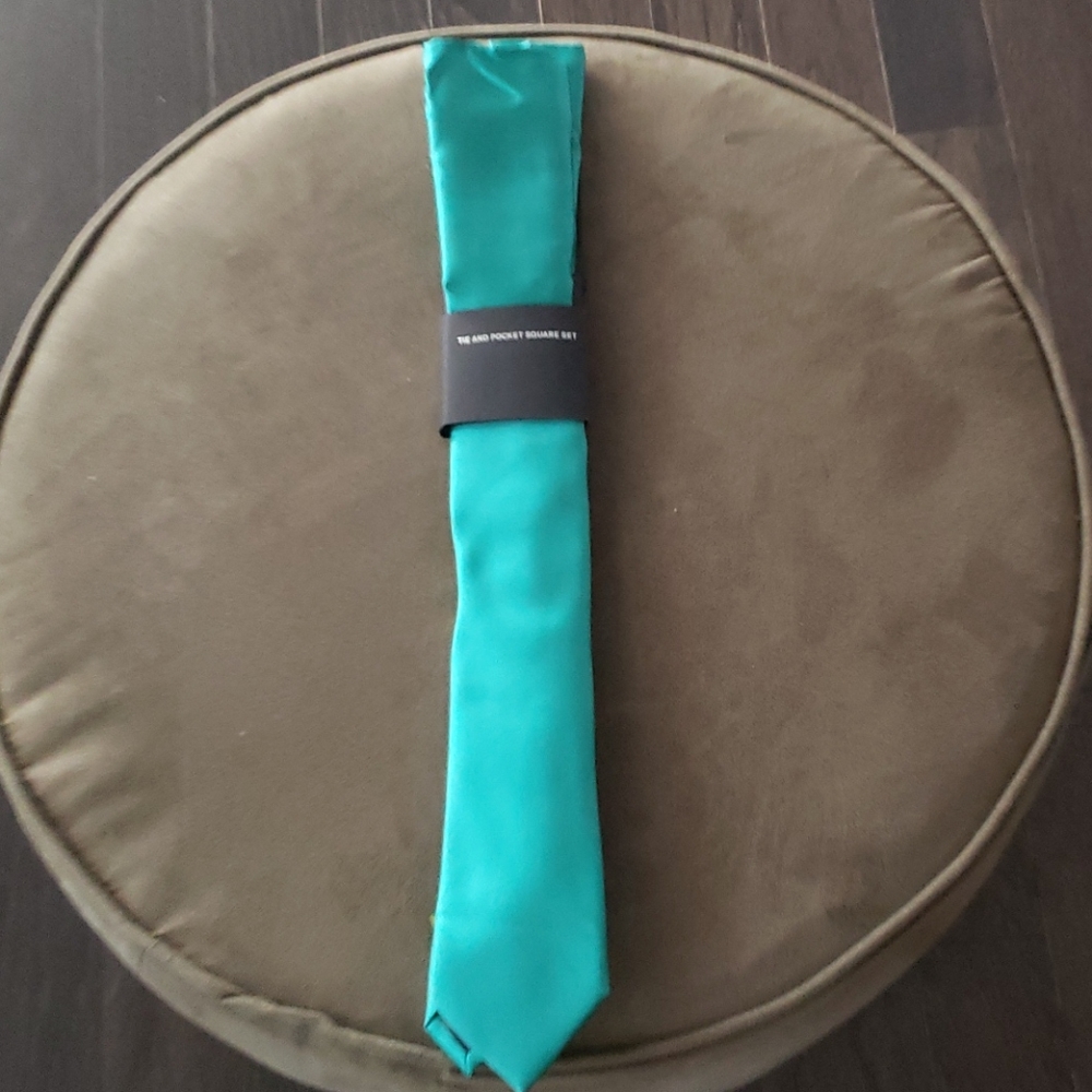 Men's Greenish Neck tie with a Pocket Square theme